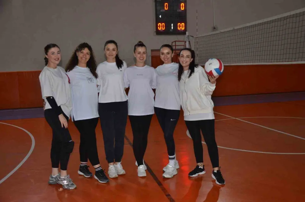 Kadın öğretmenlerden oluşan voleybol takımı erkeklere meydan okuyor