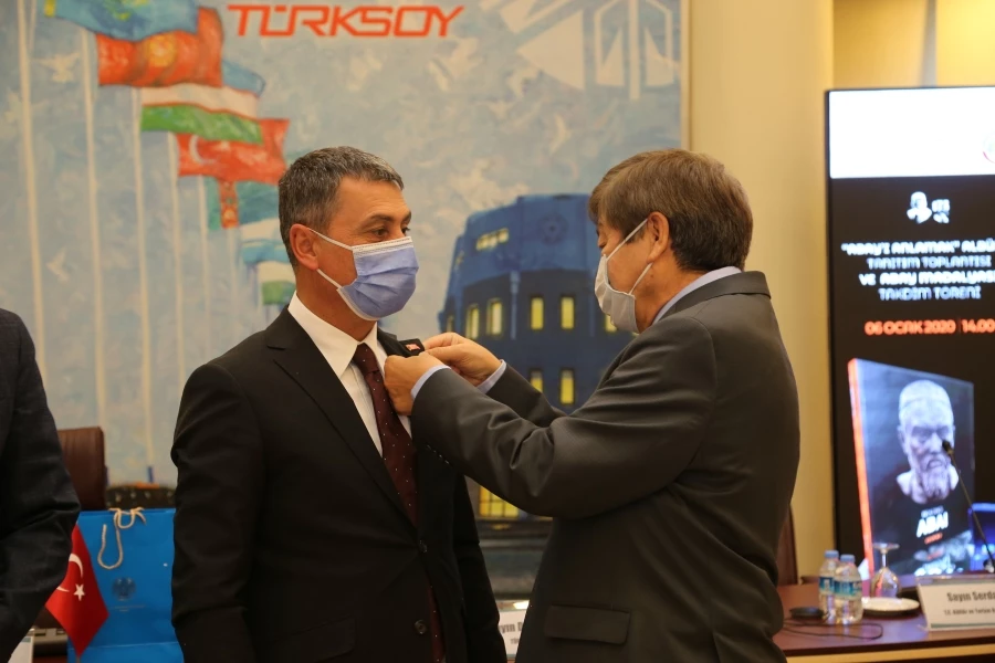 BAŞKAN RAMAZAN ŞİMŞEK’E ABAY MADALYASI TAKDİM EDİLDİ