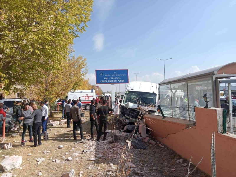 Ağrı’da okul servisi kaza yaptı: 7 yaralı