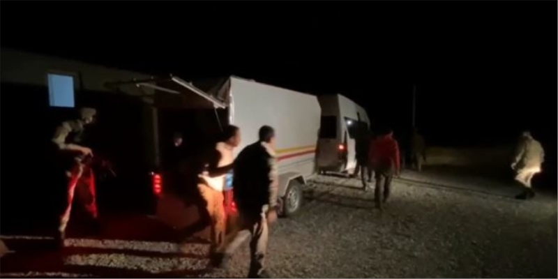 Bitlis’te römorklu minibüste 70 düzensiz göçmen yakalandı