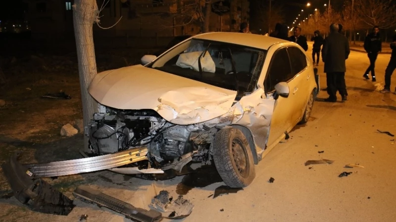 Elazığ’da  minibüs ile otomobili çarpıştı: 5 yaralı
