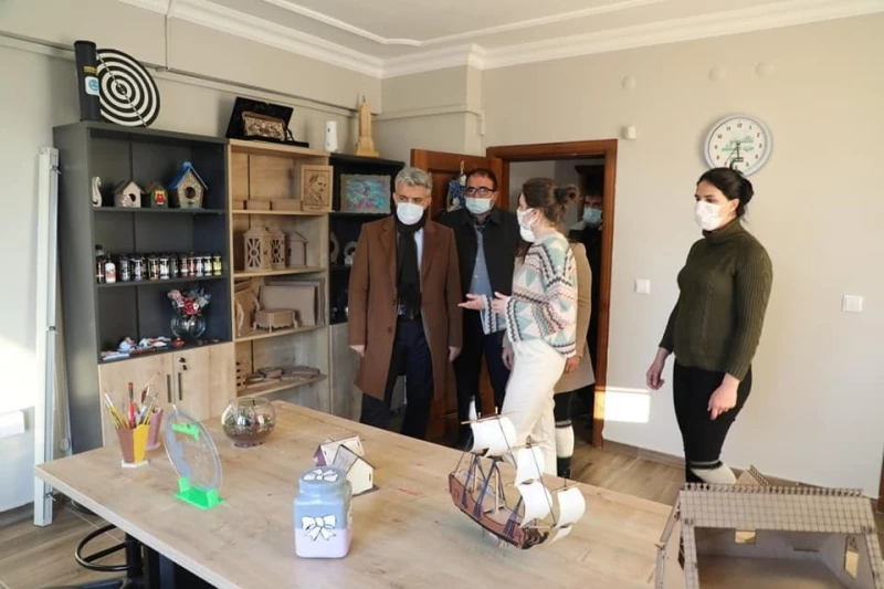 Vali Makas, Yeşilay Danışmanlık Merkezini ziyaret etti