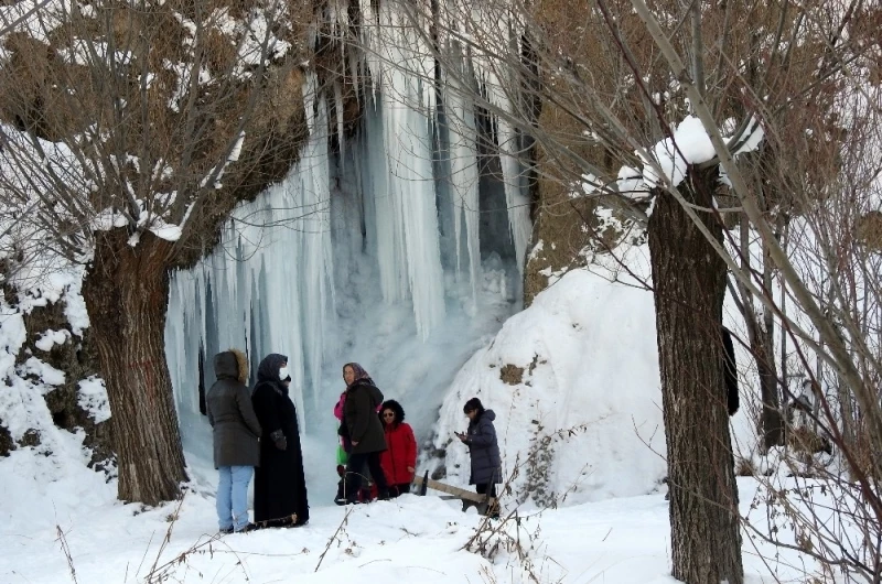 Girlevik Şelalesi ’buz dağı’ gibi