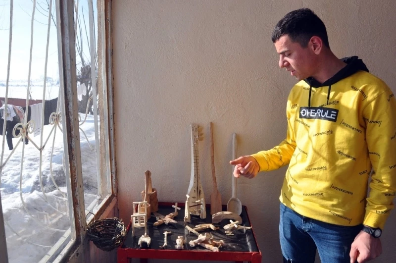 Odasını atölyeye çevirerek ağaçtan maketler yapıyor