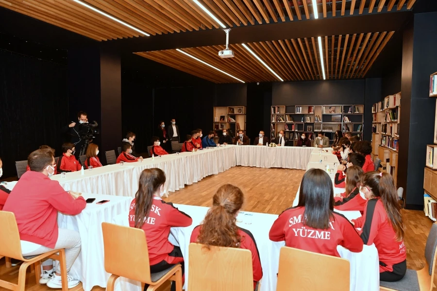 ŞAMPİYON YÜZÜCÜLER, BAŞKAN ÇALIK’I ZİYARET ETTİ