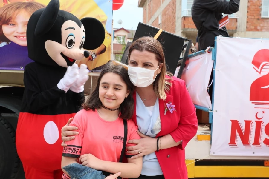 FATMA KAPLAN HÜRRİYET 23 NİSAN’I TIR İLE DOLAŞARAK KUTLADI!