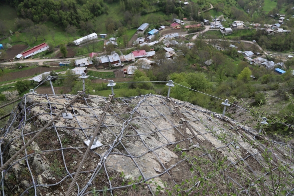 350 tonluk kayaya karşı köylerini çelik halatla koruyorlar