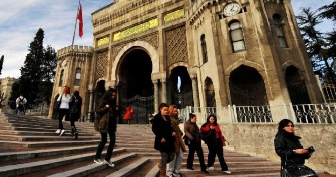 İSTANBUL’DAKİ ÜNİVERSİTE MEZUNU GENÇLER UMUTSUZ VE KAYGILI   