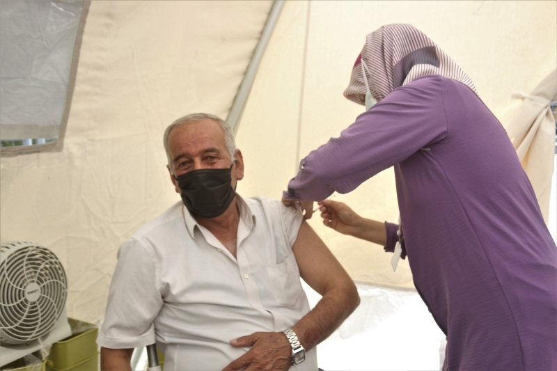 Van’da kurulan stantlarda 240 bin kişi aşı oldu