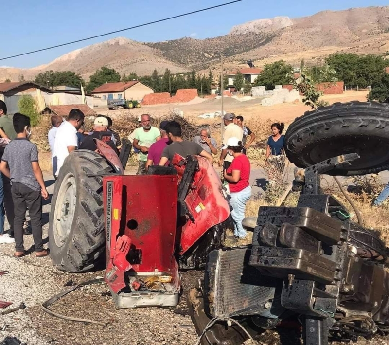 Tırın çarptığı traktör ikiye ayrıldı: 1 ağır yaralı