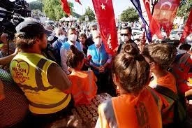 SELDE AİLESİNİ KAYBEDEN GENÇTEN KILIÇDAROĞLU’NA, YÜREK DAĞLAYAN SÖZLER: “EN AZINDAN BİR MEZARLARI OLSUN”