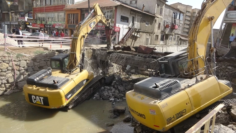 Yüksekova Cengiz Topel Caddesi yenileniyor