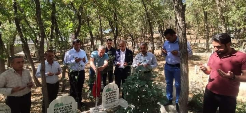 AK Parti Şemdinli ilçe teşkilatı, Ahmet Budak’ı mezarı başında andı
