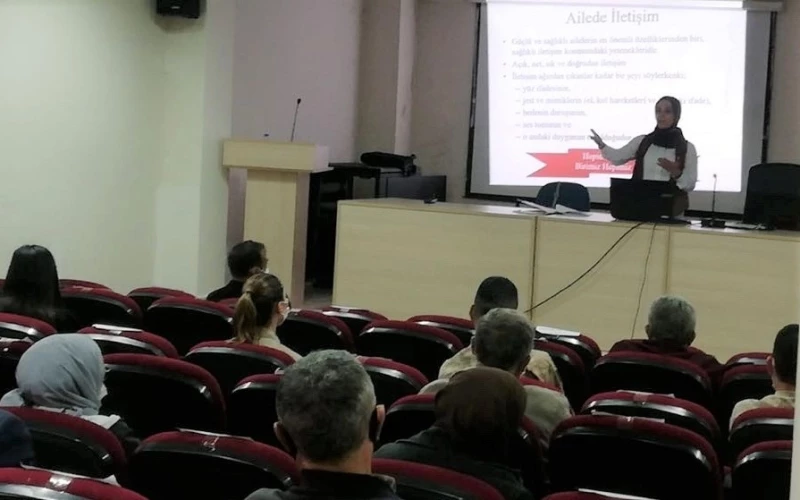 Erzincan Refahiye ilçesinde Aile Eğitim Programı kapsamında “Aile İçi İletişimin Temel Unsurları” konulu eğitim verildi