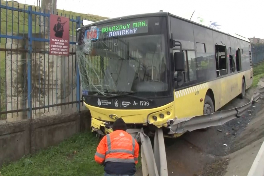 Tekerleği patlayan İETT otobüsü yoldan çıkıp korkuluklara çarptı: 5 yaralı