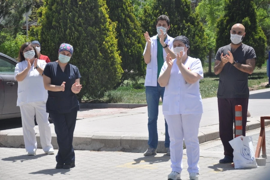 SAĞLIK EMEKÇİLERİ AYAKTA: ‘’İCAP NÖBET ÜCRETLERİMİZ İÇİN MÜCADELEMİZ SÜRECEK’’
