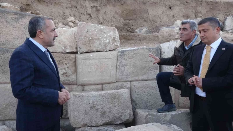 Erciş Zernaki Tepesi’ndeki kazı çalışmalarında Aramice 4 kitabe bulundu
