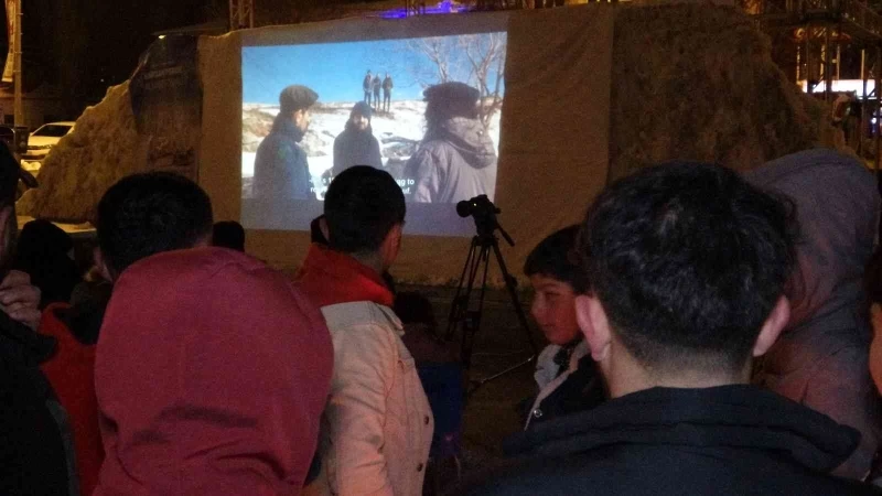 Eksi 10 derecede açık alanda film keyfi