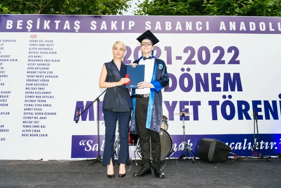 SAKIP SABANCI ANADOLU LİSESİ’NDEN DERECEYLE MEZUN OLAN 3 ÖĞRENCİ SAKIP SABANCI EĞİTİM ÖDÜLLERİ İLE ONURLANDIRILDI 