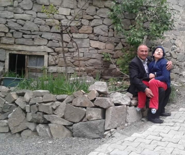 Erzurum Büyükşehir Belediyesi, ulaşımda sıkıntı yaşayan engelli Kübra için evinin önüne kadar yol yaptı