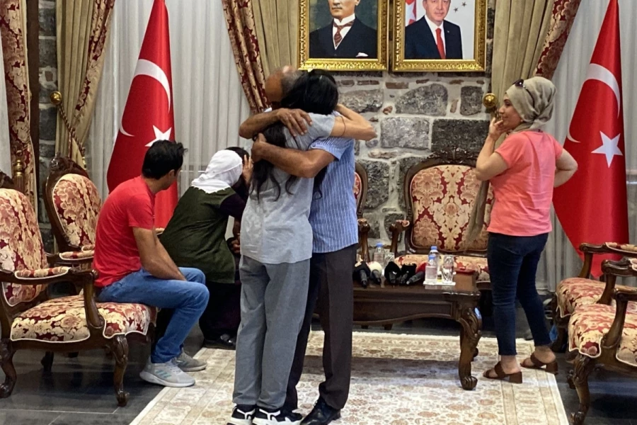 Güvenlik güçlerinin çalışmalarıyla ikna edilen örgüt mensupları ailelerine teslim edildi