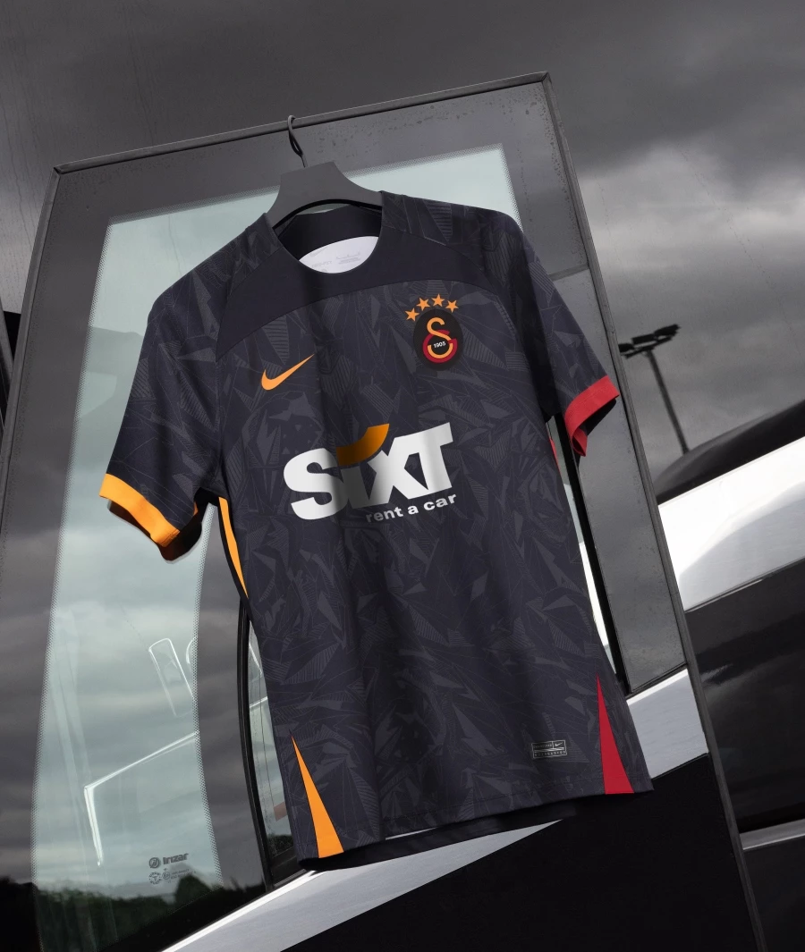 GALATASARAY 2022 – 2023 SEZON DIŞ SAHA VE İÇ SAHA FORMALARINI TANITTI!