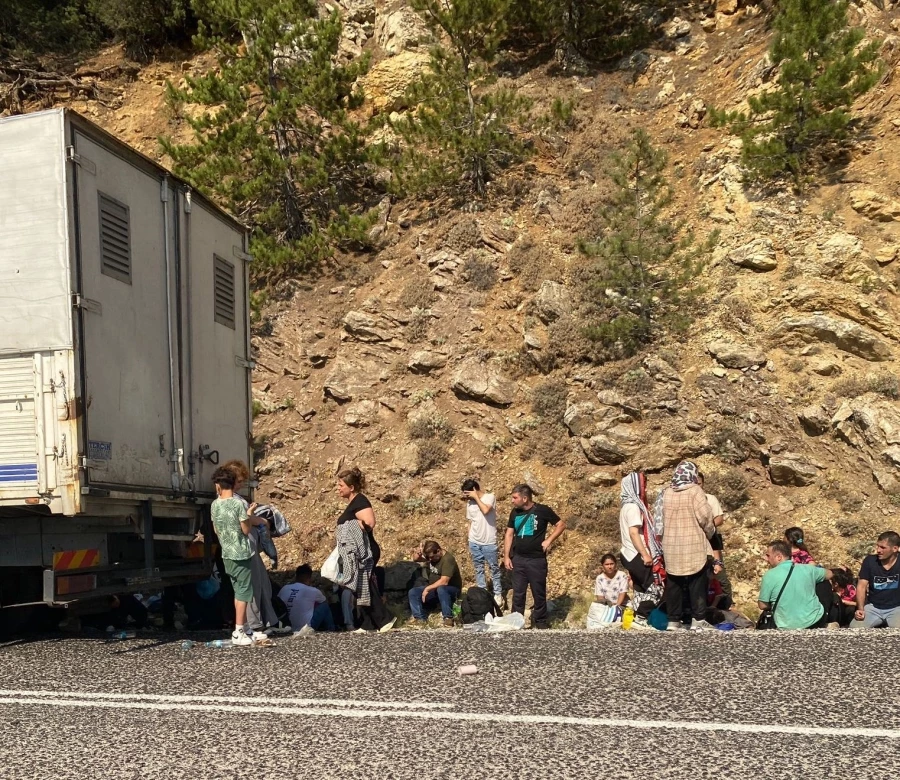 MUĞLA’DA LASTİĞİ PATLAYAN TIRDAN 100’E YAKIN GÖÇMEN ÇIKTI