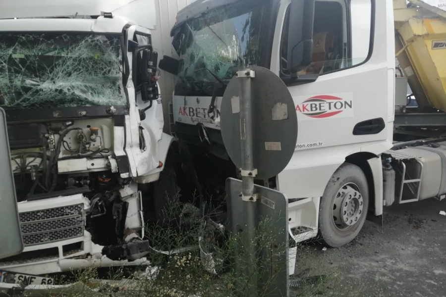 Hafriyat kamyonu ile karşı yönden gelen kamyon çarpıştı: 1 yaralı