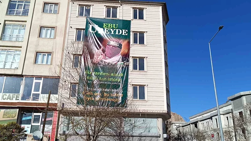 Van’da bir binaya Ebu Ubeyde’nin posteri asıldı