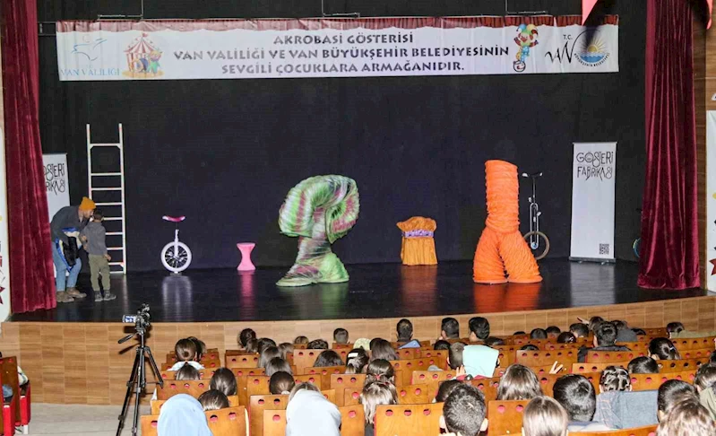Akrobasi gösterisine çocuklardan yoğun ilgi
