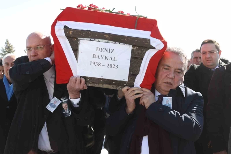 Deniz Baykal son yolculuğuna uğurlandı
