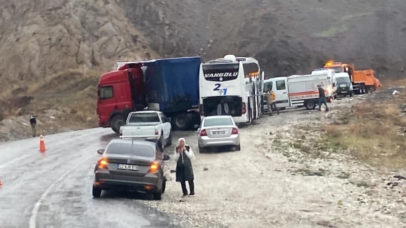 Hakkari’de trafik kazası: 3 ölü, 3 yaralı