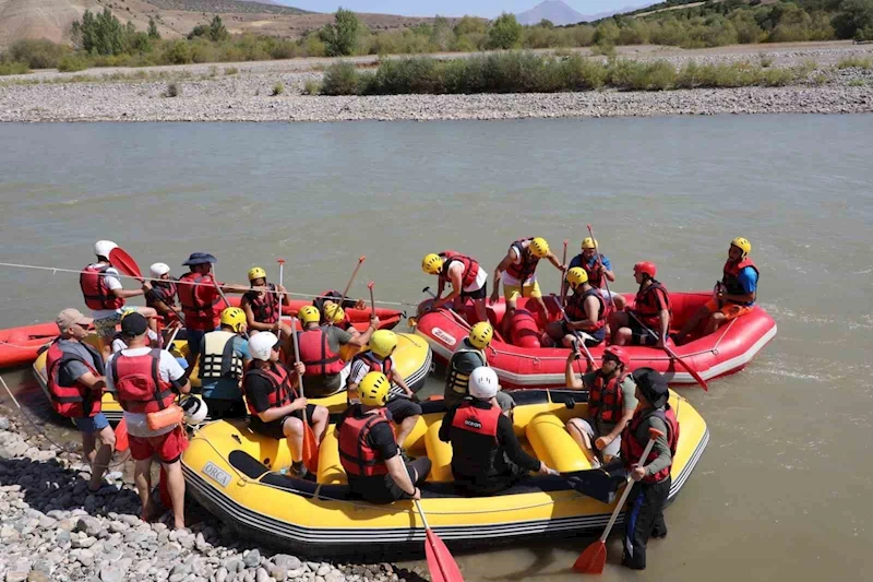 Masalsı kanyon arasında rafting keyfi