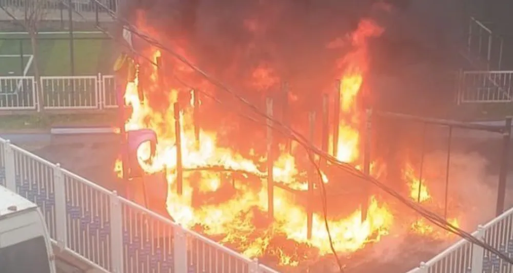 Pendik’te çocuk parkında yangın: Alevler metrelerce yükseldi
