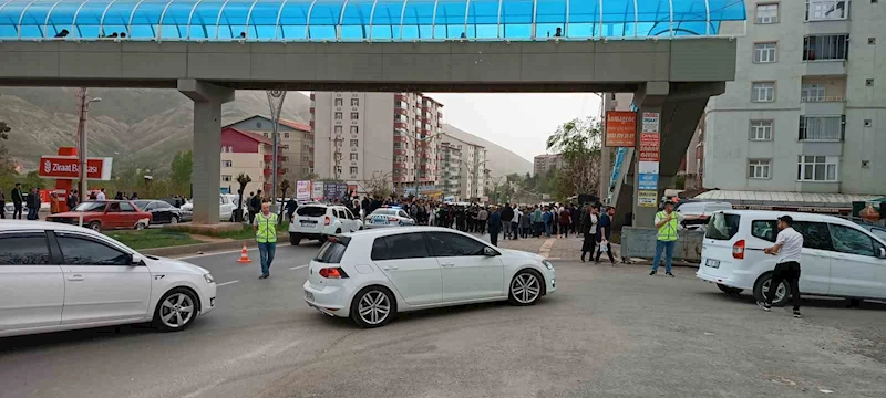 Kamyonet öğrencilere çarptı, vatandaş yolu kapattı
