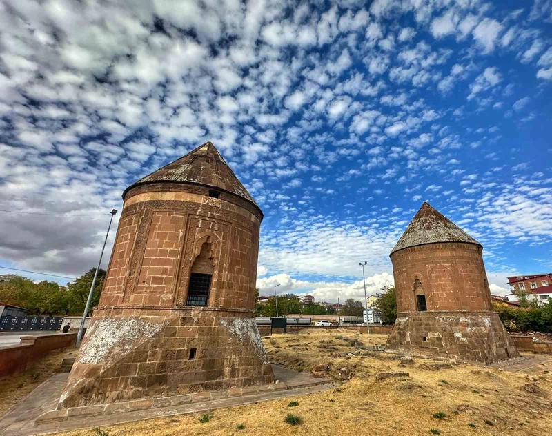 Ahlat’ta bulutlar ve tarihi kümbetler görsel şölen oluşturdu