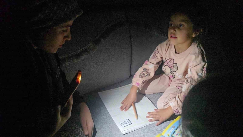 Hakkari’de karanlıkta ders: Akbay ailesi elektrik istiyor