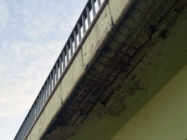  Esenyurt’ta betonları dökülen köprü tehlike saçıyor