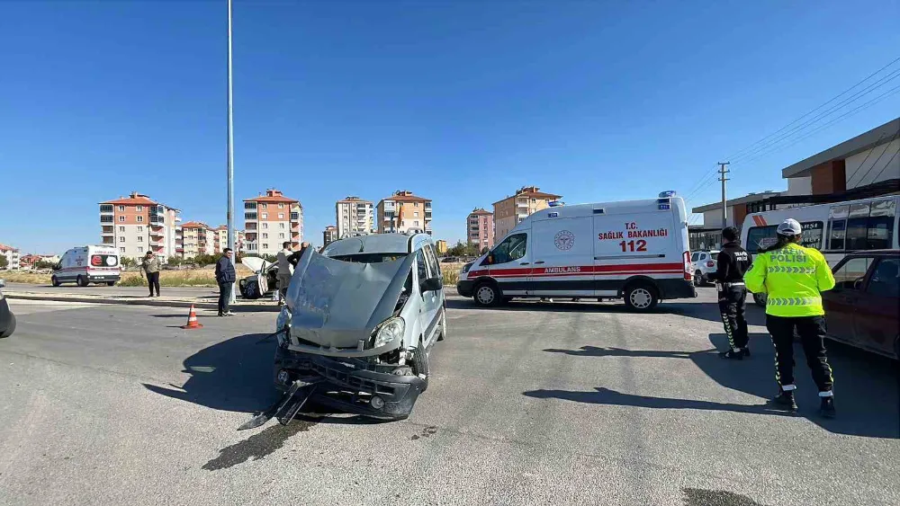    Karaman’da hafif ticari araçla cip çarpıştı: 3 yaralı