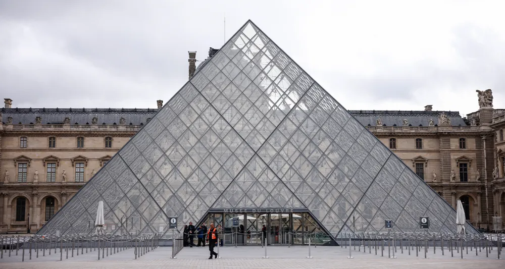 Louvre Müzesi