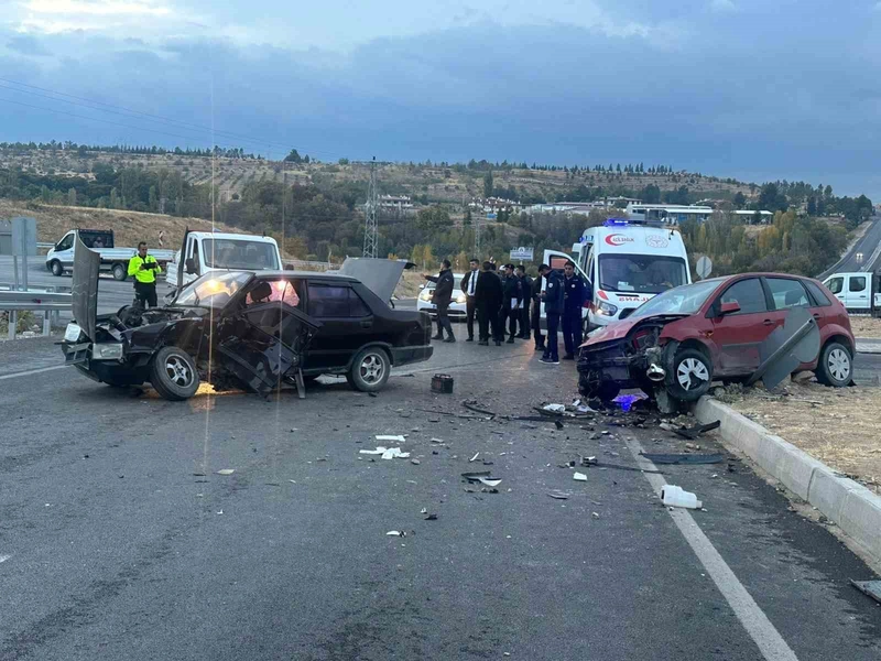Malatya’da iki aracın çarpıştı kazada 3 kişi yaralandı
