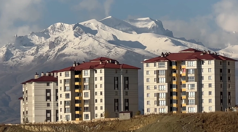 Yüksekova Cilo Dağı yeniden beyaza büründü