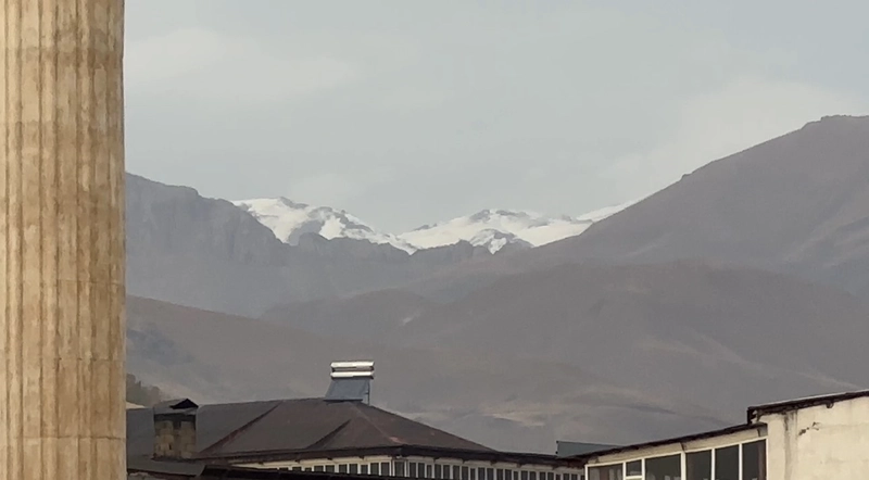 Yüksekova Mor Dağı’nın zirvesi beyaza büründü