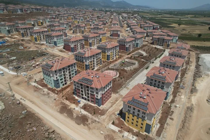 Kışı ailesiyle birlikte yeni yuvasında geçirecek olmanın mutluluğunu yaşayan depremzede kadın: 