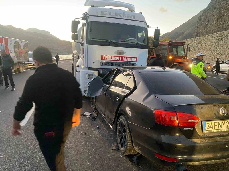 Van-Hakkari karayolunda otomobil tankerle çarpıştı: 3 ölü, 4 yaralı
