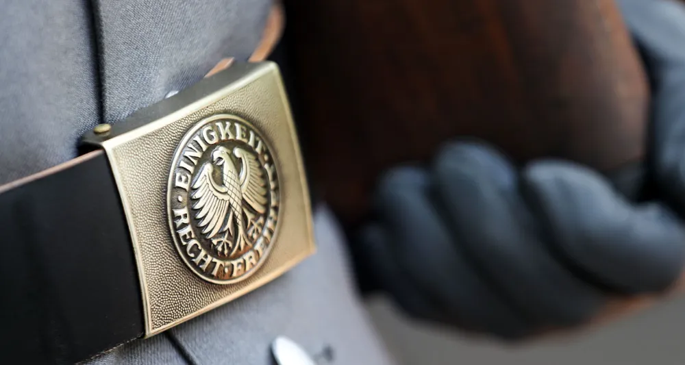 Almanya Savunma Bakanlığı, sivillere kiraladığı 200 tesisi geri alıyor