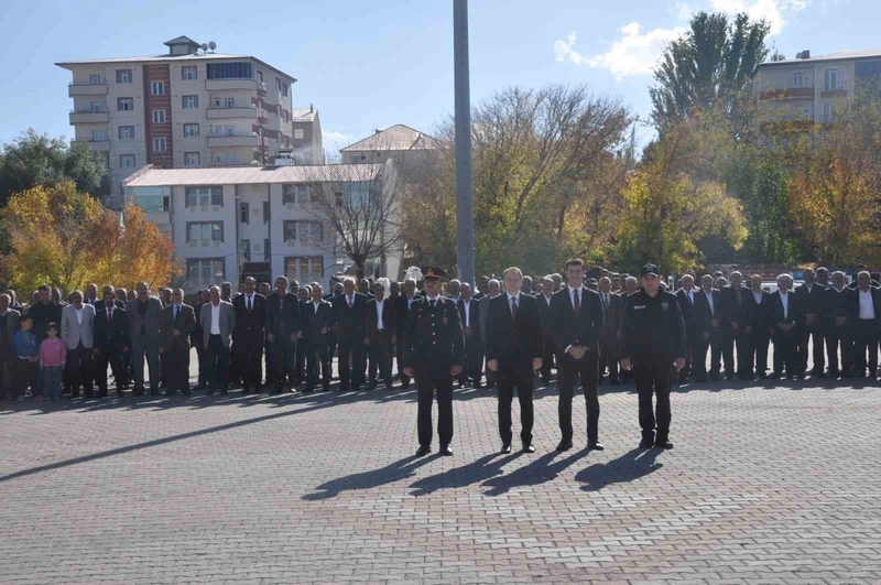 Bulanık’ta 29 Ekim Cumhuriyet bayramı çelenk koyma töreni yapıldı