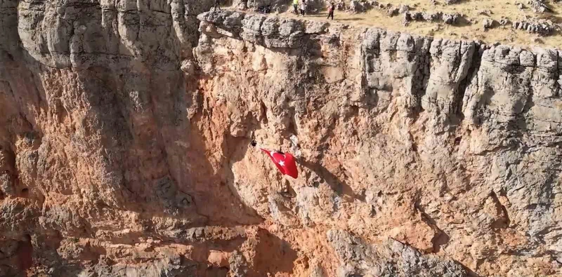 Elazığlı dağcılar kayalıklarda Türk bayrağı açtı