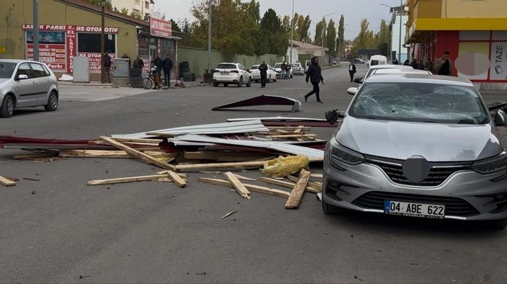 Ağrı’da şiddetli rüzgar çatıları uçurdu