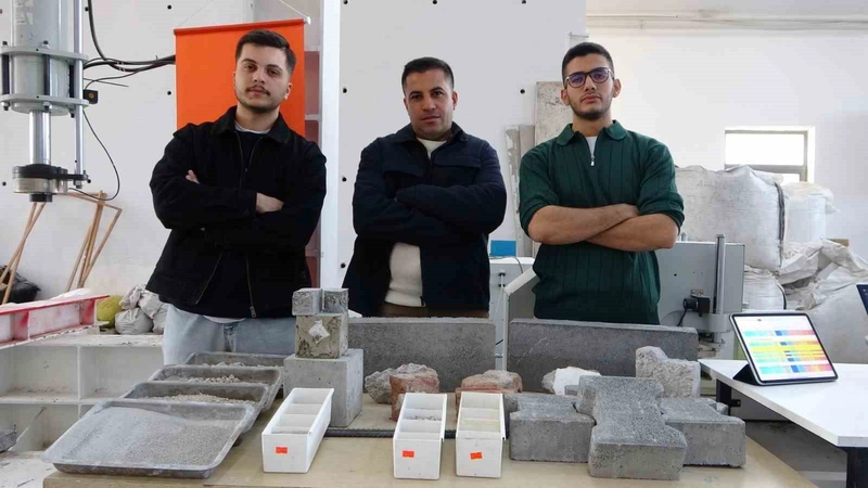 Malatya’da deprem enkazı beton yola dönüştü